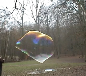 Die gigantischen Seifenblasen von Sly Lebulleur