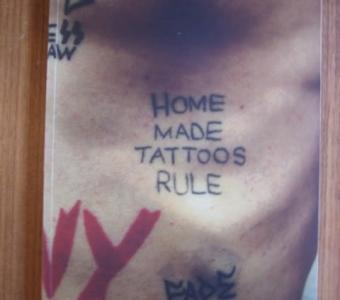 Ein Mann mit Tattoos