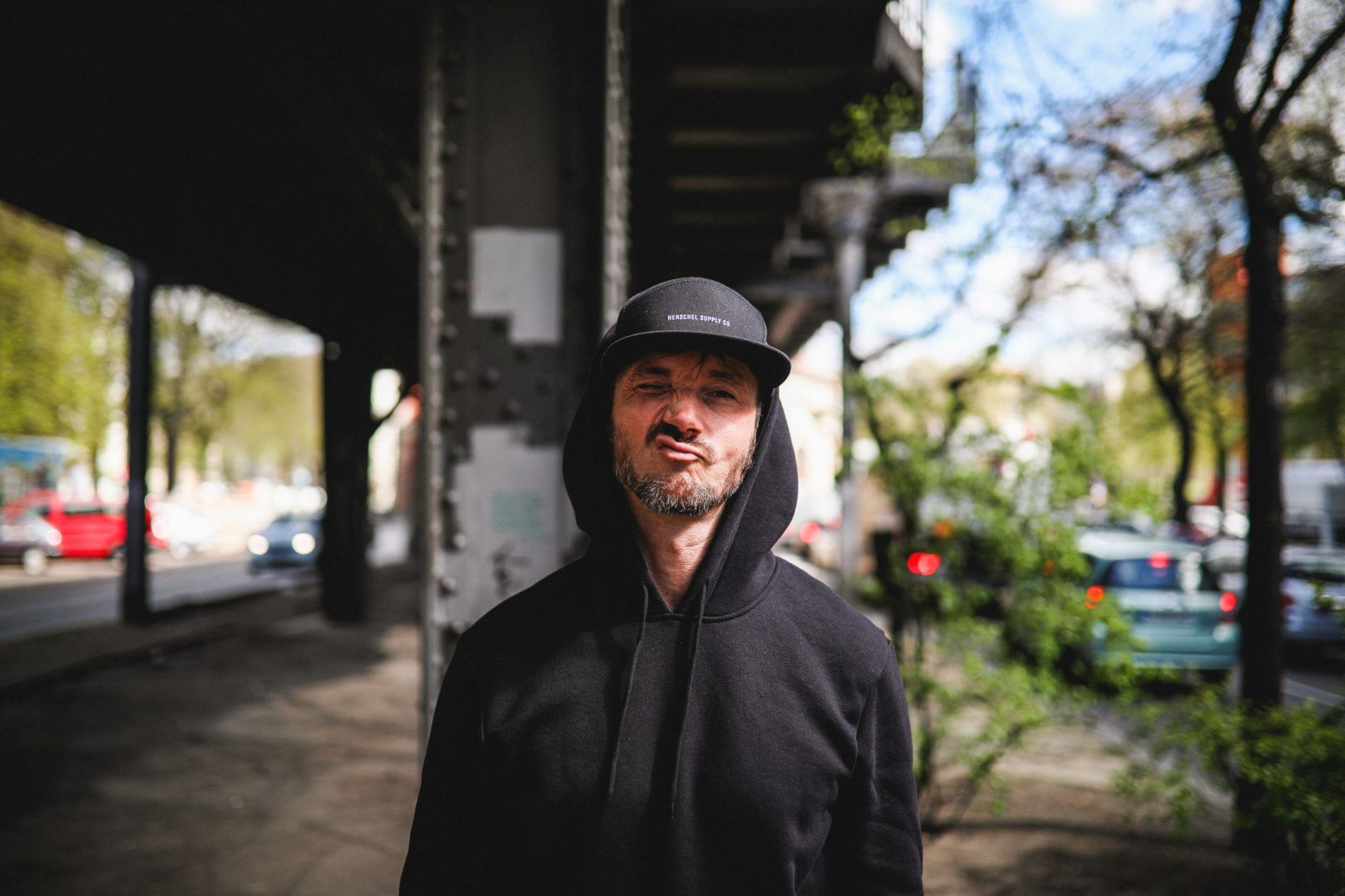 Cozy in Berlin. Hoodie: REVIEW. Cap: Herschel.